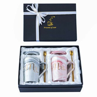 Marble mug gift set with Mr and Mrs design in a black box.